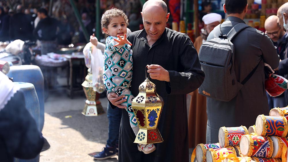 الإقبال على شراء فوانيس شهر رمضان المبارك في القاهرة