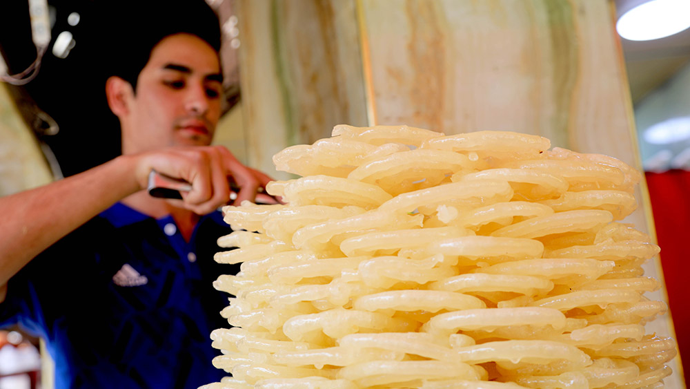 إعداد الحلويات التقليدية في بغداد مع اقتراب شهر رمضان المبارك
