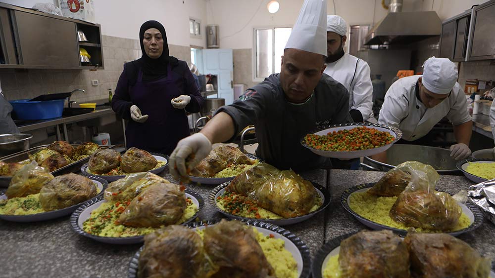 وجبات خيرية خلال شهر رمضان في الخليل بالضفة الغربية