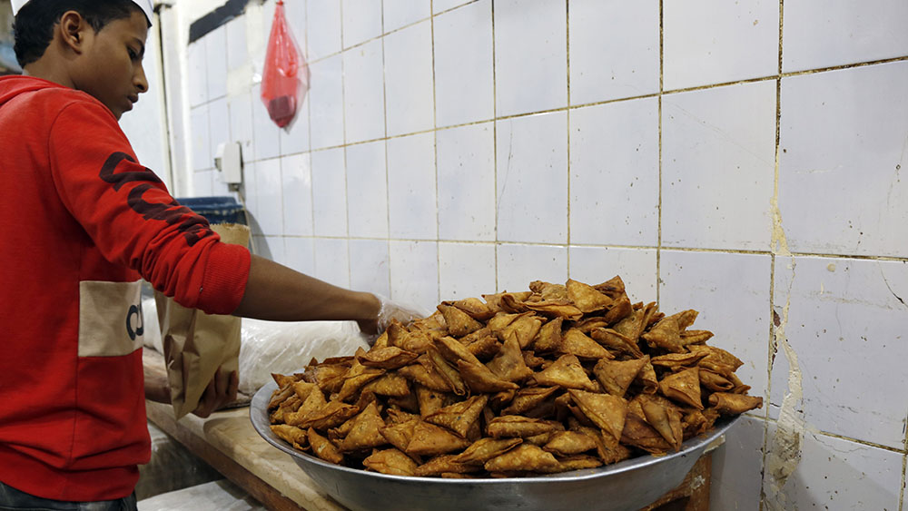 السمبوسة طعام شائع في اليمن خلال شهر رمضان