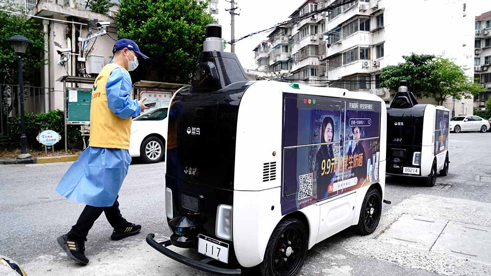مركبة توصيل غير مأهولة تساعد على تسليم المستلزمات اليومية في شانغهاي