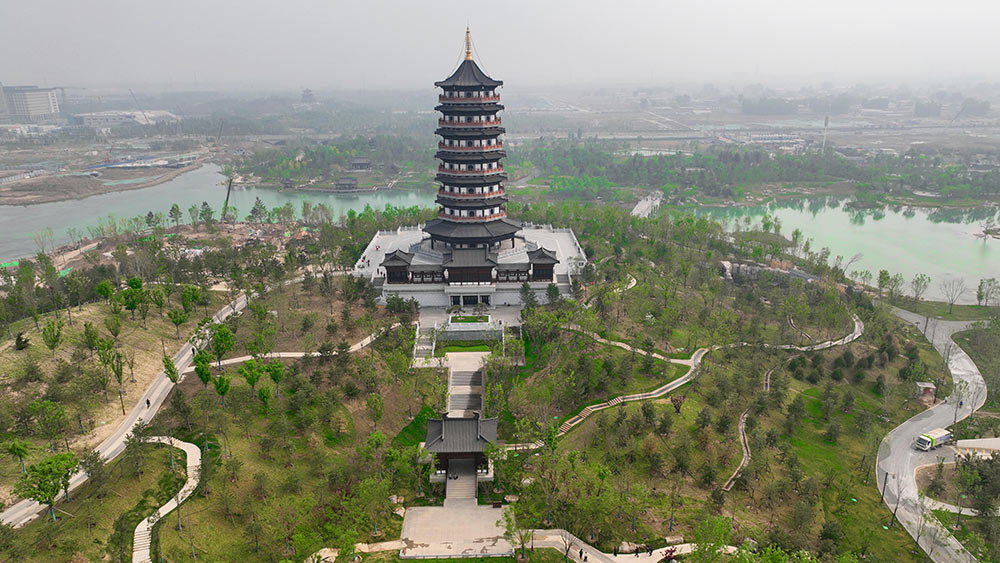 منظر ربيعي لمنتزه يويهرونغ في منطقة شيونغآن الجديدة بشمالي الصين