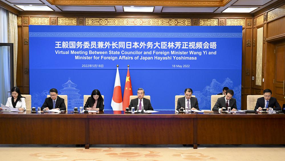 وزير الخارجية الصيني يحث اليابان على إزالة العوامل المعرقلة للعلاقات
