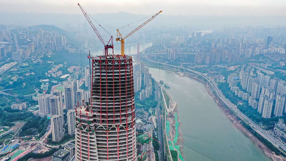 إكمال إنشاء البرج الرئيسي للمركز البري-البحري الدولي في بلدية تشونغتشينغ بجنوب غربي الصين