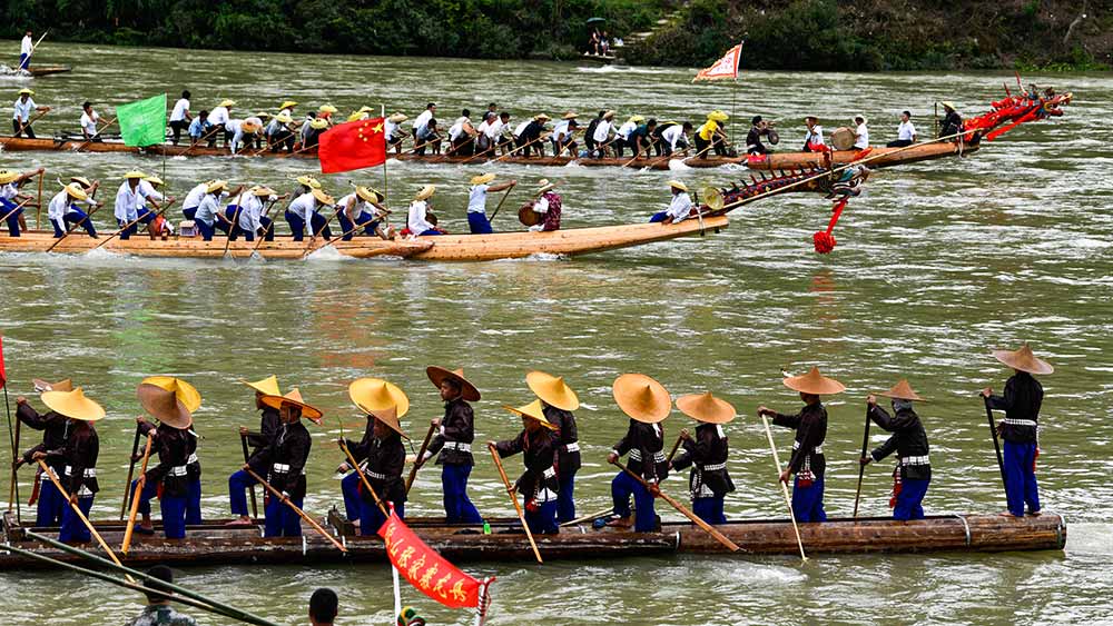 مهرجان سباق قوارب التنين لقومية مياو في جنوب غربي الصين