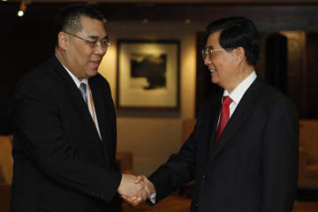 الرئيس هو يلتقي بالرئيس التنفيذي لمكاو في هونج كونج