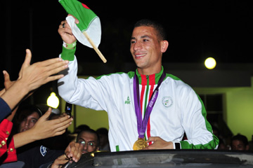 استقبال البطل الأوليمبي الجزائري "مخلوفي" فور وصوله للعاصمة الجزائرية