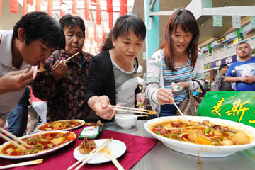 إقامة المهرجان الثقافي الصيني للأطعمة الإسلامية في مدينة ووتشونغ بنينغشيا