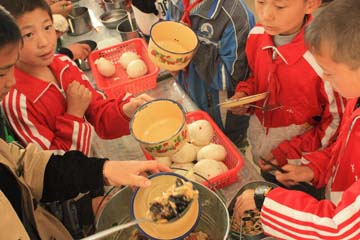 مشروع "مطبخ الأمل" يخدم 450 ألف طالب ريفي بالصين