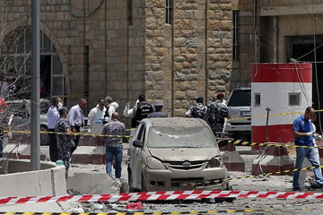 تقرير إخباري : قتيل و33 جريحا في تفجير انتحاري بحاجز أمني في شرق لبنان