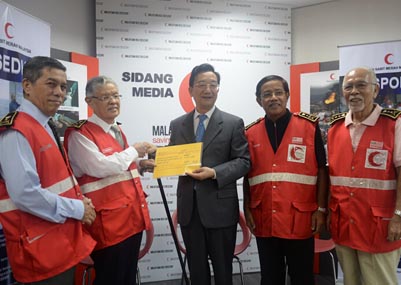 الصليب الأحمر الصيني يتبرع 100 ألف دولار لمنطقة الفيضانات في ماليزيا