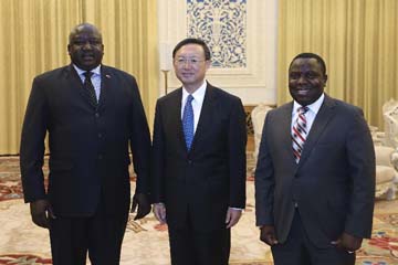 عضو مجلس دولة صيني يجتمع مع دبلوماسيين بارزين من زامبيا واوغندا