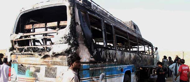 مصرع أكثر من 50 شخصا باصطدام شاحنة وقود بحافلة في كراتشي