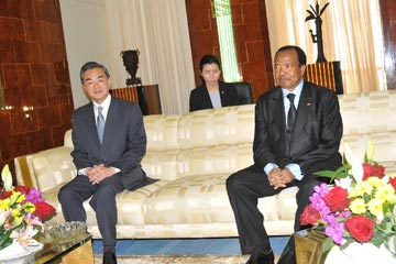 وزير الخارجية الصيني يتعهد بتعميق التعاون مع الكاميرون