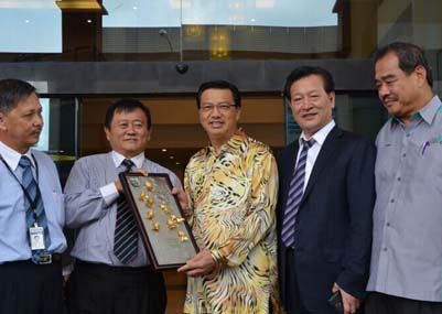 وزير المواصلات الماليزي يزور منطقة التجارة الحرة في ميناء كلانج