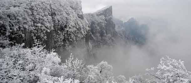 الصين الجميلة: المناظر الساحرة بعد الثلوج في جبل تيان من شان بمنطقة تشانغ جيا جيه السياحية في مقاطعة هونان