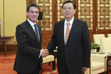 كبير المشرعين الصينيين يجتمع مع رئيس وزراء فرنسا