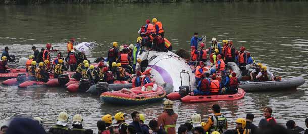 مصرع 21 شخصا في حادث تحطم طائرة تايوانية