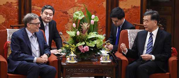 نائب رئيس مجلس الدولة الصيني يلتقي مع ضيوف بريطانيين وأمريكيين