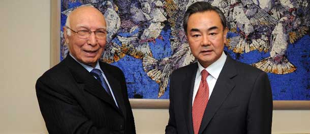 وزير الخارجية الصيني يحث على تعزيز التعاون الشامل مع باكستان