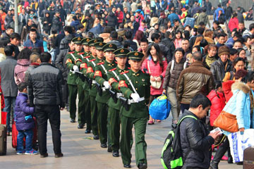 الشرطة المسلحة الصينية تحمي وسائل النقل اثناء ذروة السفر للاحتفال بعيد الربيع