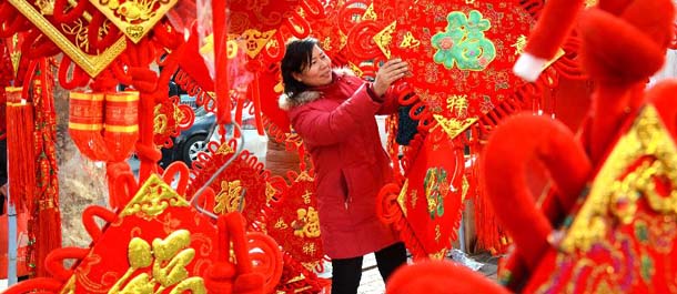 احتفال شعب الصين في أنحاء الصين بعيد الربيع مع اقتراب العيد التقليدي