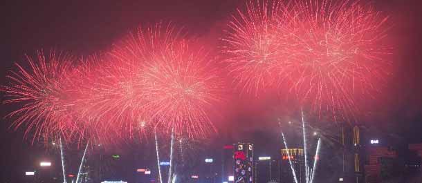 إقامة عرض الألعاب النارية في هونج كونج للاحتفال بالسنة الجديدة