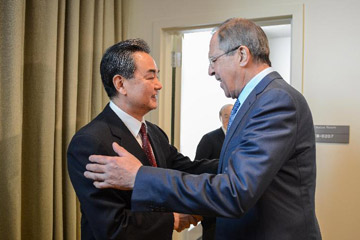 وزير الخارجية الصيني يجتمع مع نظيره الروسي