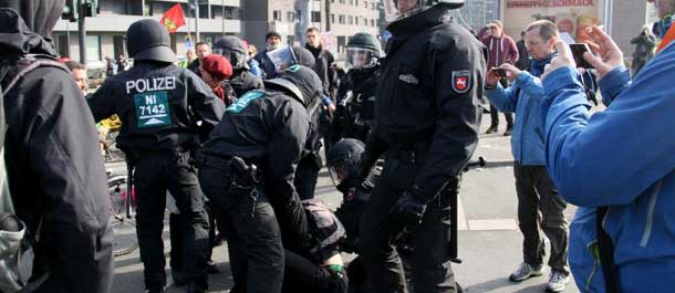 جرح أكثر من 90 شرطيا في اشتباكات مع متظاهرين في فرانكفورت
