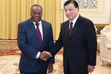 مسؤول كبير من الحزب الشيوعي الصيني يلتقى بوفد من أنجولا