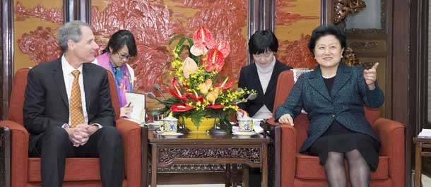 نائبة رئيس مجلس الدولة الصيني تجتمع مع رئيس معهد كاليفورنيا للتكنولوجيا