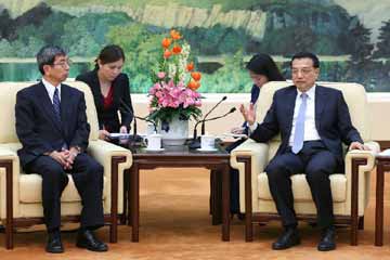 رئيس مجلس الدولة الصيني يؤكد على الموقف التعاوني للبنك الآسيوي لاستثمارات البنية الأساسية