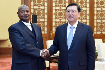 كبير المشرعين الصينيين يلتقي مع الرئيس الأوغندي