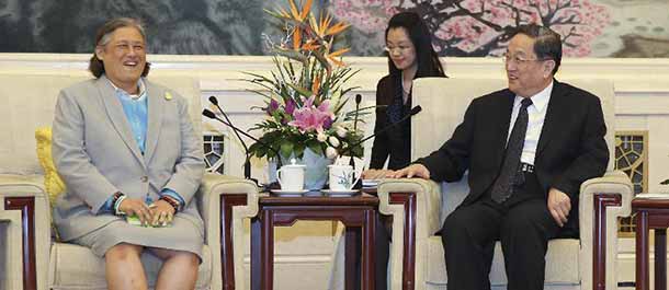 كبير المستشارين السياسيين الصينيين يلتقي بولية العهد التايلاندية