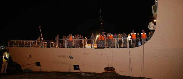 سفينة حربية صينية تقوم بإجلاء 38 صينيا و45 سريلانكيا من اليمن