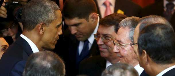 الرئيسان الأمريكي والكوبي يتصافحان في قمة تاريخية للأمريكتين