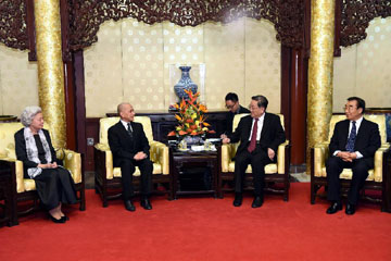 كبير المستشارين السياسيين الصينيين يلتقي بملك كمبوديا