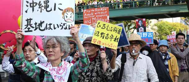 احتجاج مئات اليابانيين على إقامة قاعدة جديدة في أوكيناوا