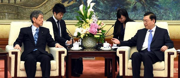 كبير المشرعين الصينيين يجتمع مع مشرعين يابانيين