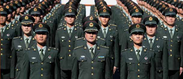منح ميداليات لحرس الشرف الصينى قبل استعراض عسكرى روسى