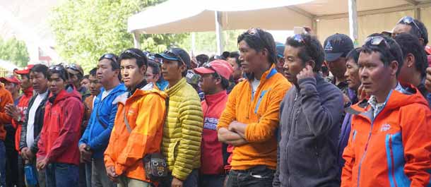 عودة 124 متسلق جبال في التبت إلى نيبال