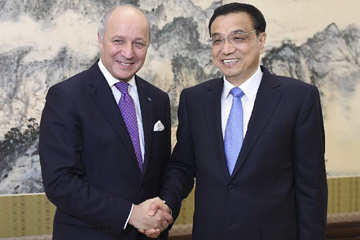 رئيس مجلس الدولة الصيني يجتمع مع وزير الخارجية الفرنسي