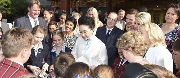 زوجة الرئيس الصيني تلتقي مع طلاب استراليين من تسمانيا