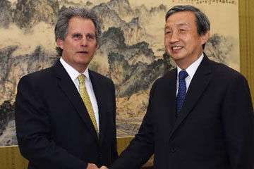 نائب رئيس مجلس الدولة الصيني يلتقي بمسؤول من صندوق النقد الدولي