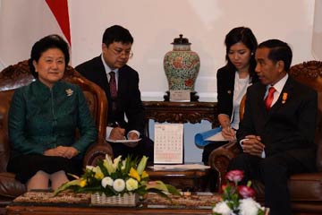 رئيس إندونيسيا يلتقي مع نائبة رئيس مجلس الدولة الصيني