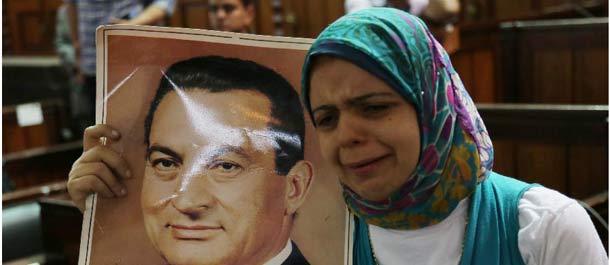 تقرير اخباري: إعادة محاكمة مبارك بتهمة قتل المتظاهرين وتبرئة جميع المتهمين الأخرين بقضية "محاكمة القرن"