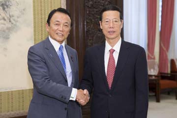 نائب رئيس مجلس الدولة الصيني يجتمع مع نائب رئيس الوزراء الياباني