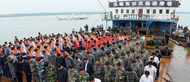 إقامة مراسم الحداد على ضحايا حادث غرق السفينة في نهر اليانغتسي