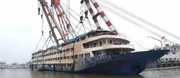 الصين تضاعف جهود البحث عن رفات ضحايا السفينة الغارقة