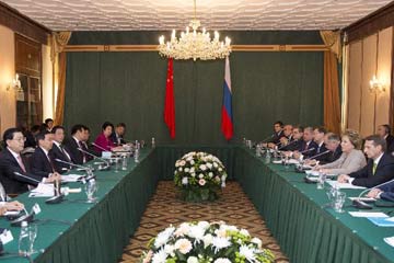 كبير المشرعين الصينيين يدعو إلى تبادلات برلمانية أوثق مع روسيا